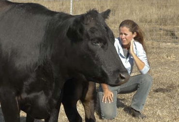 Nicolette Hahn Niman es una abogada ambientalista estadounidense que durante 33 años fue vegetariana, pero ahora es ganadera y defiende la actividad de los ataques de la opinión pública. Foto: secondwavemedia.com Vegetariana se convirtió en ganadera, Nicolette Hahn Niman, abogada ambientalista defiende la carne, Ganadería Sostenible, producir carne de forma sostenible, cómo producir carne, abogada ganadera, Defendiendo la carne, ganado bovino, ganadería bovina, carne, leche, ganaderos, ganaderos colombia, ganado, vacas, vacas Colombia, bovinos, Ganadería, ganadería colombia, noticias ganaderas, noticias ganaderas colombia, CONtexto ganadero, contextoganadero