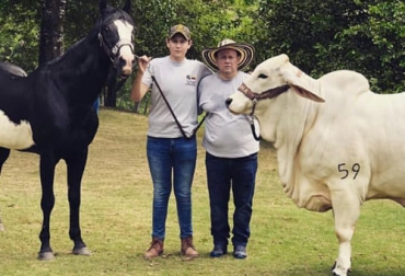 El productor asegura que el campo lo lleva en la sangre por enseñanzas de su padre, pasión que ha querido transmitirle a su familia. Foto: Cortesía ganadería, ganadería colombia, noticias ganaderas, noticias ganaderas colombia, contexto ganadero, , ganadería sostenible, sostenibilidad ambiental, condiciones campo en colombia, Luis Alcides Quiroga, mejoramiento genético, genética, falta de oportunidades campo colombiano, ganadero Luis Alcides Quiroga, experiencia ganadera, rentabilidad ganadera