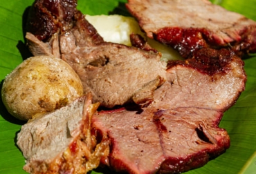La mamona, ese plato tradicional de los Llanos Orientales tiene sus orígenes en la llegada de los jesuías al territorio nacional. Foto: Cortesía comida, región, Historia, desarrollo cultural, raíces, mamona, Llanos Orientales, preparación, sabor, Asoasaderos, indígenas, jesuitas, colonizadores, carne, costumbre, asado, cuero, españoles, américa, clima, Trabajadores, hato, regiones, ternera, yuca, platano, papa, asaderos, Ganadería, ganadería colombia, noticias ganaderas colombia, CONtexto ganadero