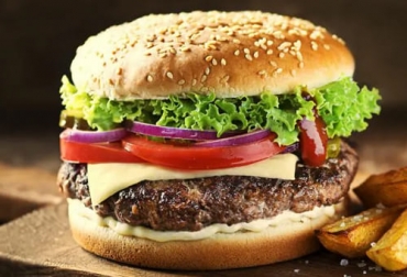 Alemania y Estados Unidos se disputan el origen de la hamburguesa moderna. Foto: computerhoy.com historia origen hamburguesa