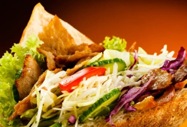 Este plato que ha conquistado el mundo, tiene un significado árabe por su nombre kebab que traduce 'carne a la parrila'. Foto: comercialjimara.es Origen del kebab