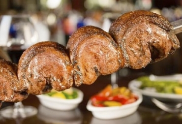 En Brasil es típico que sirvan la picaña o picanha en varias piezas insertadas en una espada. Foto: cocina-brasilena.com historia y origen de la picana