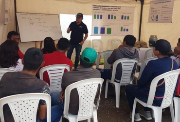 Alpina brinda asistencia técnica al 100 % de sus proveedores de leche con 4 visitas al año para reforzar temas de calidad y productividad. Foto: Cortesía ganaderos reciben asistencia tecnica de Alpina
