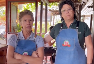 Gloria López (izq.) y Dora Arbeláez crearon en 2007 Lácteos Buenavista para ofrecer quesos madurados con recetas originales, pero esencialmente para transformar familias de La Unión (Antioquia), de donde es Gloria. Foto: Lácteos Buenavista cronica lacteos buenavista