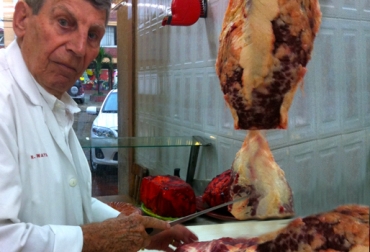 Roger Ways, a sus 84 años, aún está al frente de su carnicería en Barranquilla. Foto: Suministrada. Roger Ways la parissiene