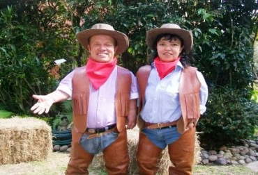 Hugo Martínez y Lucero Llanos, los enanos toreros de Colombia. Foto: CONtexto Ganadero. Enanos toreros