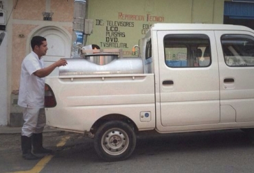 Edwin Ruiz Torres, antiqueño que vende leche desde su camioneta adaptada con un tanque de frío para conservar el lácteo. Foto: Suministrada. carros lecheros Colombia
