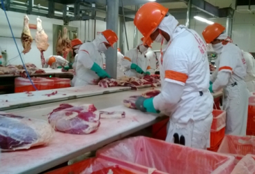 Francisco Javier Suárez y Andrés Fermín Mendoza hablan para CONtexto Ganadero de su trabajo en un frigorífico. Foto: CONtexto Ganadero. desposte gaona
