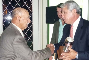 Carlos López (d) es uno de los 15 jueces oficiales de ganadería lechera que tiene Colombia. Foto: Asholstein. juez de ganado lechero en Colombia
