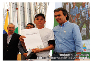 Roberto Jaramillo recibe de Sergio Fajardo, gobernador de Antioquia, un reconocimiento por su gestión. Foto: Oficina de prensa. Roberto Jaramillo campesino de Antioquia