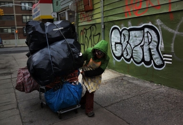 Una mujer recolectando basura en un barrio de Brooklyn en Nueva York el 16 de febrero de 2013. © AFP/GETTY IMAGES Spencer Platt Pobreza en el mundo