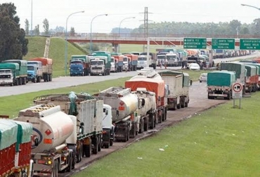 Los peajes, combustibles y el estado de las vías inciden en un 73% de los costos que asume el sector de transportadores. Foto: https://buenaventuraimport.files.wordpress.com camioneros, transportadores, colombia