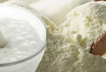 La leche fresca rinde más en la elaboración de derivados lácteos que la transformada de polvo. Foto: intercomsur.com. leche importada