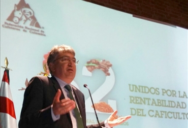Según Cárdenas Santamaría (foto), los recursos para la adquisición de los fertilizantes provienen del FNC. Foto: MinHacienda. ministro de Hacienda y Crédito Público, Mauricio Cárdenas Santamaría, LXXXII Congreso Nacional de Cafeteros