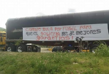 Los transportadores de carga sostienen que la actual fórmula de fletes es obsoleta y debe cambiarse. Foto: CONtexto ganadero. Paro camionero en Colombia