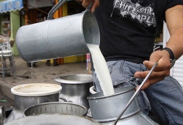 Los acopiadores informales aprovechan el verano o invierno para especular con los precios de la leche. Foto tomada de viaorganica.org. precio de la leche, precio de la leche en colombia, precio de la leche en atlántico, cruderos, Verano, invierno, influye el clima en el precio de la leche, clima, variabilidad climática, jarreros, cruderos, compradores informales, compra informal de leche