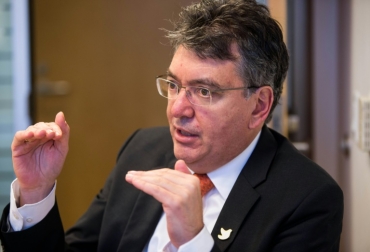 El ministro de Finanzas de Colombia, Mauricio Cárdenas, durante una entrevista en Washington, el 8 de octubre de 2016. Foto: AFP. reforma tributaria, reforma tributaria colombia, reforma tributaria 2016, reforma tributaria cifras, contexto ganadero