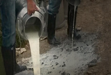 La situación actual ha obligado a muchos ganaderos a botar la leche. Foto: CONtexto ganadero. Crisis lechera, crisis lecheros, crisis lecheros en colombia, soluciones a crisis de los lecheros, alternativas crisis lechera, Ministerio de Agricultura, ganadería colombia, CONtexto ganadero