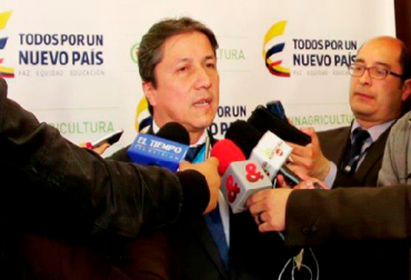 Samuel Zambrano, viceministro (e) de Asuntos Agropecuarios, indicó que gobierno establecerá mecanismos que permitan atender la problemática tanto coyuntural como estructural por la que atraviesa el sector. Foto Minagricultura Leche, Leche Colombia, leche medidas para contrarrestar la crisis, Samuel Zambrano viceministro (e) de Asuntos Agropecuarios,, Cobertura al diferencial de precios, Programa de Apoyo al Almacenamiento de leche, Programa de Compras Públicas, CONtexto ganadero, ganadería Colombia