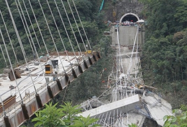 El cierre de la vía que une a las 2 ciudades fue tomada por seguridad. Foto: La Opinión. chirajara, puente chirajara, caída puente chirajara, vía bogotá villavicencio, cierre vía bogotá villavicencio, gobernación del meta, marcela amaya, comité integremial del meta, comité de ganaderos del meta, ganaderos del meta, noticias ganaderas, noticias ganaderas colombia, contexto ganadero