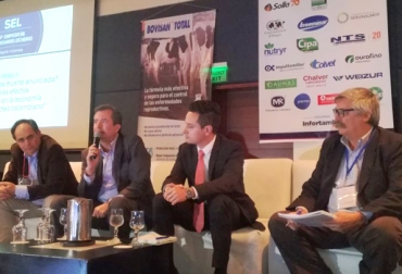 De izq. a der: El profesor Juan Carulla, Luis Alfonso González, Jeffrey Fajardo y el moderador Eugenio Scala. Foto: Infortambo Sector lácteo TLC Colombia Estados Unidos, Sector lácteo TLC Colombia Unión Europea, TLC Colombia Estados Unidos sector ganadero, TLC Colombia Unión Europea, Avances TLC Colombia Estados Unidos, Tratado Libre Comercio Colombia Estados Unidos Sector Ganadero, sector ganadero TLC 5 años, CONtexto ganadero, ganaderos Colombia, noticias ganaderas Colombia