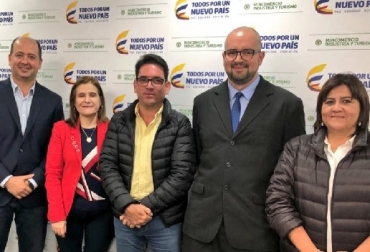 Los ministro de Agricultura y de Comercio con José Amaral, country Manager de Minerva Foods. Foto: Minagricultura Minerva Foods, Minerva Foods se queda en Colombia, gobierno colombiano se compromete al pago de la deuda con Minerva Foods, CONtexto ganadero, ganadería Colombia, Noticias ganaderas Colombia
