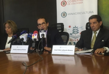 Un parte de tranquilidad emitió Ministro de Agricultura Andrés Valencia, de manera conjunta con la gerente del ICA Deyanira Barrero León, y el presidente de Fedegán, José Félix Lafaurie Rivera. Foto: CONtexto Ganadero. Parte de tranquilidad, país ganadero continua igual, brote de aftosa, bovino que presento FA nació en Cundinamarca, revisión técnica, ciclos de vacunación, cierre de mercados, carne y bovinos en pie, CONtexto Ganadero, noticias de ganadería colombiana