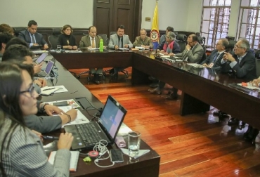 Para aumentar la productividad, rentabilidad y competitividad, el MADR y el Consejo Nacional Lácteo trabajarán en los siguientes pilares: Prestación de asistencia técnica integral, Construcción de infraestructura, Mejoramiento genético, y Comercialización. Foto: MADR Colombia, Ministerio de Agricultura y Desarrollo Rural, ordenamiento de la producción agropecuaria, Los 4 pilares del ordenamiento de la producción láctea, incentivos para el ordenamiento de la producción de leche, 7 retos del sector lechero para afrontar el en Plan de Ordenamiento de la Producción, CONtexto ganadero, noticias ganaderas, leche