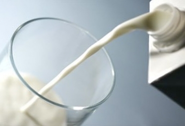 “Mientras en Argentina los habitantes consumen 200 litros de leche al año, en Colombia la ingesta es de 148 litros”, dijo Ramiro Camacho. Foto: Foto: encolombia.com A la pobreza se atribuye el poco aumento del consumo de leche, aumentó ha disminuido anualmente, consumo en Colombia es bajo, consumo de leche en Suramérica, intereses, aumento de medio litro anual por persona, CONtexto ganadero, noticias de ganadería colombiana.