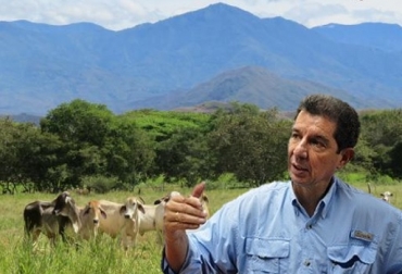 José Félix Lafaurie R., hizo un llamado al Gobierno Nacional para que tome medidas urgentes encaminadas a atenuar la crisis que vive este sector provocada por los bloqueos de la minga indígena en el Cauca. Foto: elpilon.com.co - cauca.gov.co Fedegán, José Félix Lafaurie, Colácteos, Cooperativa Lácteos Nariño, Ganaderos Leche Nariño 2019, bloqueo vía Panamericana abril 2019, peticiones Colácteos Nariño, medidas Colácteos Nariño, productores lecheros de Nariño 2019, productores lecheros Cauca, paro Cauca productores lecheros, paro indígena 2019, paro indígena vía Panamericana 2019, bloqueo vía, comercialización de leche, ganaderos Nariño, sector ganadero de Cauca, Ganaderos de Cauca, CONtexto ganadero, ganaderos colombia, noticias ganaderas colom
