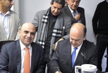 En la foto, Francisco Mejía, presidente del Banco Agrario (izq.), junto con el presidente ejecutivo de Fedegán, José Félix Lafaurie, y el presidente de la junta de Fedegán, Óscar Daza (der.). Foto: CONtexto ganadero Visita presidente Banco Agrario Fedegán, junta directiva Fedegán Banco Agrario, créditos ganaderos, Banco Agrario de Colombia, presidente Banco Agrario, Francisco Mejía Sendoya, rescate de la institucionalidad agropecuaria, créditos para sector ganadero, Banco Agrario ganaderos, Banco Agrario Francisco Mejía, Banco Agrario 2019, Ganadería, ganadería colombiana, noticias ganaderas, noticias ganaderas Colombia, CONtexto ganadero