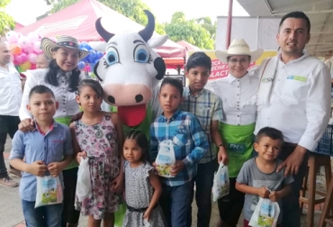 Aldemar Tejeiro, gerente del Comité de Ganaderos de Tame, indicó que “los niños estuvieron tremendamente felices cuando recibieron el kit pero sobre todo porque lo consumieron casi de inmediato. La leche es un alimento muy importante para la formación del ser humano”. Foto: Fedegán, Coolactame ganadería, ganadería Colombia, ganadería colombiana, noticias ganaderas, Leche, Tame (Arauca), fomento al consumo, FNG, Fedegán, noticias ganaderas Colombia, Ley 89 de 1993, Fiebre Aftosa , CONtexto ganadero