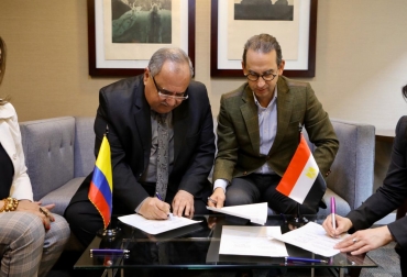 El ministro de Agricultura, Andrés Valencia Pinzón y Mostafa Essamaldin Saad, que hace parte del Gobierno de Egipto, firmaron una carta de intención. Foto: Ministerio de Agricultura. Ganadería, ganadería colombia, noticias ganaderas, noticias ganaderas colombia, CONtexto ganadero, ministro de Agricultura y Desarrollo Rural, Andrés Valencia Pinzón, Egipto, envío de carne a Egipto, exportación de carne, exportación de carne a egipto, Instituto Colombiano Agropecuario, ICA, Ahmed Abdel Karim Badea, Dir. de Autoridad Sanitaria y Mostafa Essamaldin Saad, Invima