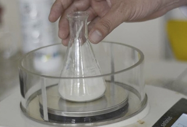El Invima cuenta con un laboratorio que permite hacer análisis de los productos con lactosuero a fin de dar mayor tranquilidad a los consumidores y claridad a las autoridades. Foto: gramho.com lactosuero, Invima, laboratorio, control, mezcla, leche, vigilancia, muestreo, técnicas científicas, molécula, umbral de tolerancia, nutrición, Ganadería, ganadería colombia, noticias ganaderas colombia, CONtexto ganadero