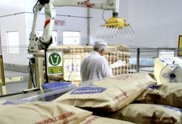 El gobierno de Uruguay definió las empresas que exportarán 2033 toneladas de leche a Colombia, de acuerdo con el cupo aprobado y quedando un remanente de 85 por establecer. Foto: negocios.elpais.com.uy Cupos, exportación, leche, Uruguay, Acuerdo de Complementación Económica, Mercosur, Conaprole, Estancias del Lago, Alimentos Fray Bentos, saldo, libre disponibilidad, INALE, empresas lácteas, plantas industriales, Ganadería, ganadería colombia, noticias ganaderas colombia, CONtexto ganadero