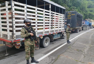 El Ejército viene acompañando la movilidad en aquellas zonas más afectadas por los bloqueos. Foto: @mindefensa. Ganadería, ganadería colombia, noticias ganaderas, noticias ganaderas colombia, CONtexto ganadero, SAC, Sociedad de Agricultores de Colombia, jorge bedoya sac, jorge bedoya comisión quinta, paro nacional, bloqueo de vias paro nacional, pérdidas agro paro nacional, seguridad alimentaria colombia, Comisión Quinta del Senado, abastecimiento, desabastecimiento colombia, desabastecimiento en colombia paro nacional