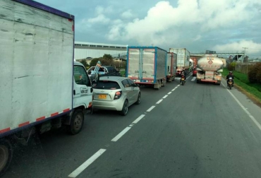 El cierre de las vías por parte de los manifestantes viene generando zozobra entre los productores agropecuarios. Foto: Vanguardia Liberal. Ganadería, ganadería colombia, noticias ganaderas, noticias ganaderas colombia, CONtexto ganadero, protestas colombia, marchas colombia 2021, fedegan, SAC, SAC Colombia, Fenavi, Ministerio de Agricultura, botar leche protestas en colombia, muerte aves protestas colombia, bloqueos, protesta social en colombia