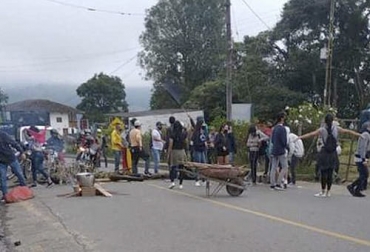 Las micro, pequeñas y medianas empresas han sentido el impacto del paro, los bloqueos, las protestas y el vandalismo debiendo incluso tener que llegar a cerrar sus negocios. Foto: m.lapatria.com pymes, empresas, paro, bloqueos, manifestaciones, reactivación, recuperación, economía, microempresas, destrucción, pérdidas, inventarios, materias primas, costos, logística, despacho, pedidos, empleo, indicadores, Ganadería, ganadería colombia, noticias ganaderas colombia, CONtexto ganadero
