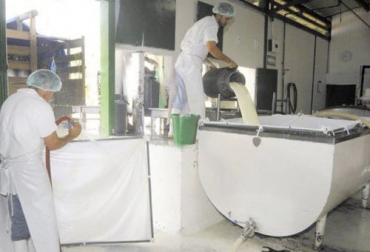 Los bloqueos ocasionados por el paro ocasionaron graves caídas en el acopio de varios departamentos en comparación con lo recolectado en 2020. Foto: eluniversal.com.co Acopio 2021, acopio formal leche 2021, leche Colombia, compra leche, Acopio leche primer semestre 2021 Colombia, producción leche, Acopio formal leche Colombia 2021, recolección de leche en Colombia, producción leche Colombia 2021, precio leche cruda Colombia 2021, precio pagado al productor 2021, ganado bovino, ganadería bovina, carne, leche, ganaderos, ganaderos colombia, ganado, vacas, vacas Colombia, bovinos, Ganadería, ganadería colombia, noticias ganaderas, noticias ganaderas colombia, CONtexto ganade