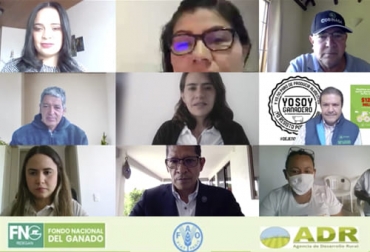Durante la clausura del proyecto desarrollado entre Fedegán-FNG, ADR y FAO, se mostró, entre otros hechos, que varios de los productores aseguraron la comercialización de su producto con diferentes industrias. Foto: Captura de pantalla del video youtube.com/watch?v=6GsxaU5xXrU del canal de youtube Fedegan alianza, adr, FAO, fedegan, FNG, fortalecimiento, encadenamiento, lechero, Boyacá, capacidades, productores, esquemas asociativos, organizaciones ganaderas, Producción lechera, alianzas estratégicas, agroindustria, buenas prácticas de ordeño, precios de la leche, comercialización, Asoleche, Alpina, Cobinaga, Lactalis, Ganadería, ganadería colombia, noticias ganaderas colombia, CONtexto ganadero