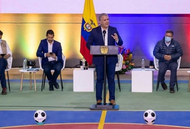El jefe de Estado informó que en el proyecto de ley está contemplado para poder hacer intervenciones cuando se requiera, pero también, para tener un fondo de estabilización de ciertos insumos que son necesarios para los productores. Foto: Presidencia de la República. Leche, importaciones de lácteos, Consejo Nacional Lácteo, precio de la leche, proyecto de ley para garantizar insumos agropecuarios a pequeños productores, exportación de lácteos a México, manipulación de precios, importaciones de lactosueros, vacas, vacas Colombia, lechería, bovinos, ganadería bovina, ganadería bovina Colombia, noticias ganaderas, noticias ganaderas Colombia, contextoganadero