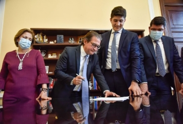 En Colombia, el mercado de insumos agropecuarios mueve al año alrededor de $4,94 billones, de los cuales, $2,37 billones son para el segmento de fertilizantes; $1,54 billones para plaguicidas; y $1,03 billones para medicamentos veterinarios y vacunas. Foto: Minagricultura insumos agropecuarios, precios de insumos agropecuarios, regular precios de insumos agropecuarios, Sistema Nacional de Insumos Agropecuarios, Política Nacional de Insumos Agropecuarios, Fondo para el Acceso a los Insumos Agropecuarios, Mesa Nacional de Insumos Agropecuarios, Observatorio de Insumos Agropecuarios, Comisión Nacional de Insumos Agropecuarios, vacas, vacas Colombia, lechería, bovinos, ganadería bovina, ganadería bovina Colombia, noticias ganaderas, noticias ganaderas Colombia, contextoganadero