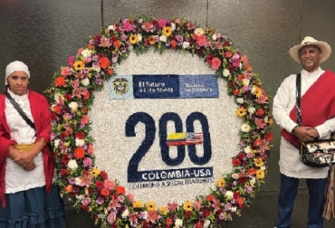 7 mil tallos adornaron el Kennedy Center y la residencia del embajador de nuestro país, y sirvieron de insumo para un desfile de las tradicionales silletas antioqueñas. Foto: Asocolflores flores colombianas en Washington y Seúl