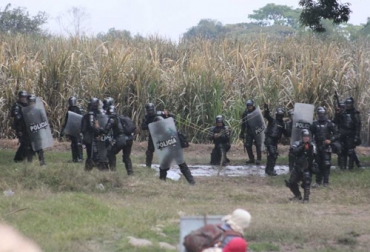 Indígenas del Cauca empezaron a invadir terrenos de ingenios azucareros para apoderarse por la fuerza de los mismos. Foto: Comunicaciones Cric - elespectador.com Invasión de tierras en Cauca