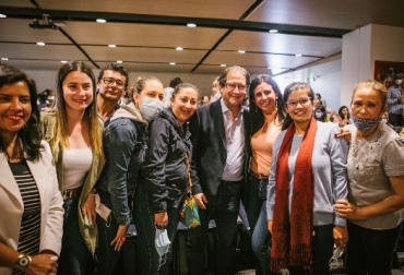 El ministro de Agricultura y Desarrollo Rural, Rodolfo Zea Navarro, con participantes del proyecto "Ella es, Mujer Rural". Foto minagricultura proyecto "Ella es, Mujer Rural", del MADR
