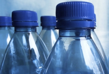 El impuesto a los plásticos de un solo uso dispuesto en la reforma tributaria generaría alzas en productos como la leche, el pan y la carne, entre otros. Foto: elperiodico.com Botellas pllásticas