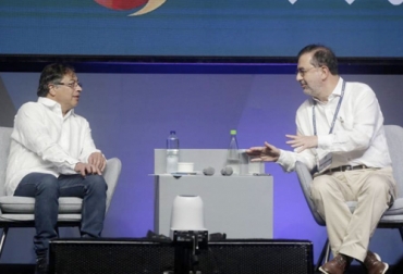 El presidente Gustavo Petro le dijo a los banqueros que deben financiar la producción que genera riqueza. Foto: eluniversal.com.co Gustavo Petro y presidente de Asobancaria, Hernando José Gómez.