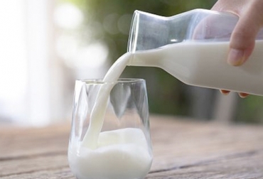 Con el impuesto a las bebidas azucaradas en la reforma tributaria se podría incentivar el consumo de leche. Foto: gestion.pe Vaso de leche