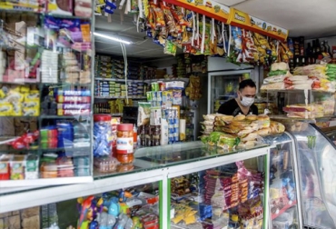 Los tenderos, que son pequeños empresarios, serán de los afectados con la reforma tributaria impulsada por el gobierno. Foto: elcolombiano.com Tendero