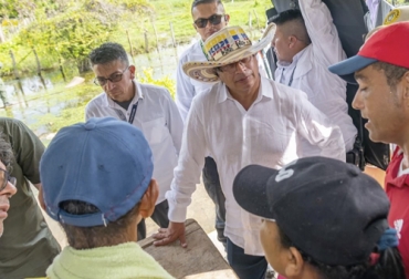 La visita del presidente Gustavo Petro a La Mojana dejó grandes sinsabores por el desconocimiento de la zona. Foto: elheraldo.co Prewsidente Gustavo Petro con productores de La Mojana